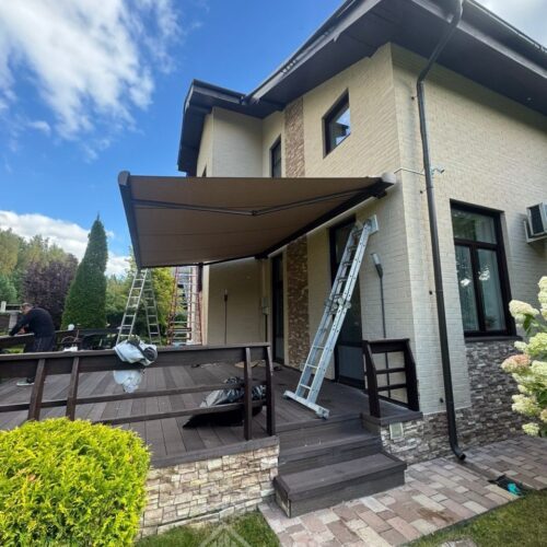 Фотографии выполненных работ компании «ABIE-GROUP» Испанской кассетной маркизы Kyma на террасу загородного дома. г.Подольск, Московская область.